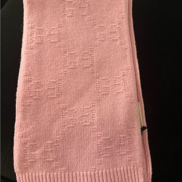 Brand new with tags and box Gucci Pink Knit Scarf fits women’s small - Picture 1 of 3